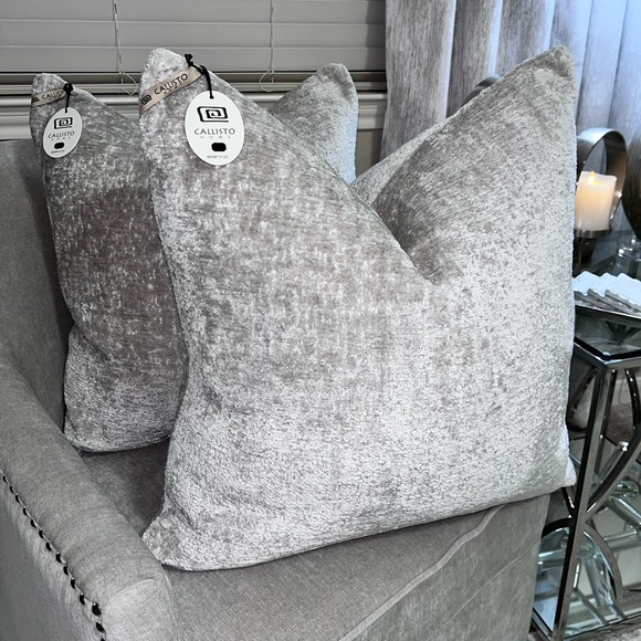 1-NWT CALLISTO HOME VELVET BOUCLE DECORATIVE PILLOW Read descriptions for detail - Picture 9 of 17